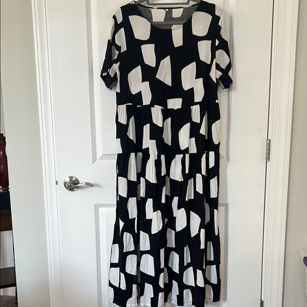Casual Black and White Maxi Sundress with Crew Neck - Picture 1 of 5